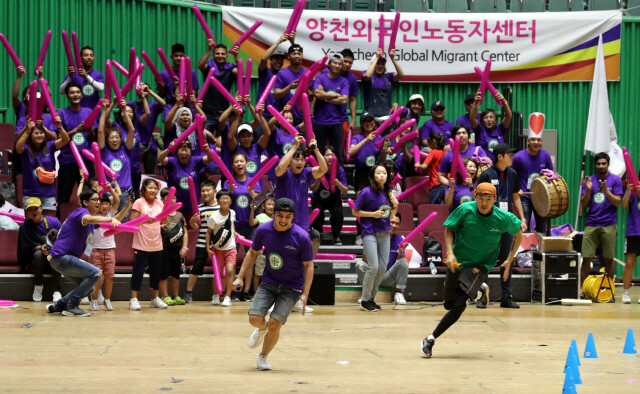 2019년 9월1일 서울 송파구 잠실실내체육관에서 열린 제9회 서울시 외국인노동자 체육대회에서 참가자들이 이어달리기를 하며 즐거운 시간을 보내고 있다. 강창광 기자 chang@hani.co.kr