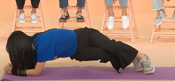 활동마다 명품 복근으로 화제가 되는 전소미와 트와이스 모모가 복근 운동으로 트위스트 플랭크를 추천했다. 사진은 트와이스 모모가 방송에서 트위스트 플랭크 시범을 보이고 있다. [사진=유튜브 'JTBC Voyage']