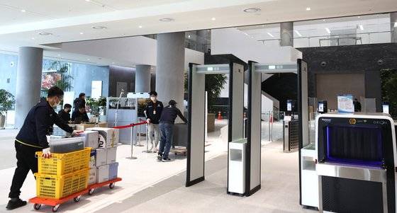 지난 2월 15일 행정안전부가 세종시 정부세종청사 중앙동 신청사로 입주를 시작하며 관계자들이 업무동에 사무용 이삿짐을 옮기고 있다. 뉴스1