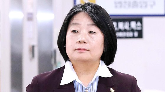 정의기억연대 이사장 재직 시절 정부 보조금 3억 6천여만 원을 부당하게 받고 후원금 1억여 원을 사적 유용한 혐의 등으로 기소된 윤미향 무소속 의원이 지난 7월 19일 오후 서울 서초구 서울고등법원에서 열린 2심 공판에 출석하고 있다. 뉴스1