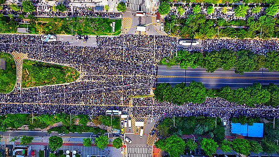 지난 2일 서울 여의도 국회 앞에서 열린 '50만 교원 총궐기 추모 집회'의 모습. 집회에 참여한 교사들이 정확한 집회 구역을 지키고 있다. 온라인 커뮤니티 캡처