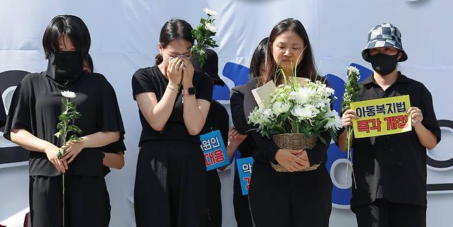 2일 오후 서울 영등포구 국회대로에서 열린 '50만 교원 총궐기 추모 집회'에서 지난 7월 숨진 서이초 교사의 대학원 동기들이 눈물을 흘리고 있다./사진=연합뉴스