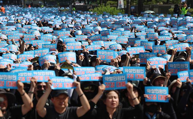 전국 교사들이 지난 2일 오후 서울 영등포구 국회대로에서 ‘50만 교원 총궐기 추모 집회’를 열고 구호를 외치고 있다. 연합뉴스