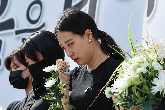 서울 영등포구 국회대로에서 지난 2일 열린 ‘50만 교원 총궐기 추모 집회’에서 지난 7월  서울 서초구 한 초등학교에서 극단적 선택을 한 교사의 대학원 동기들이 연단에 올라 발언하고 있다. 연합뉴스