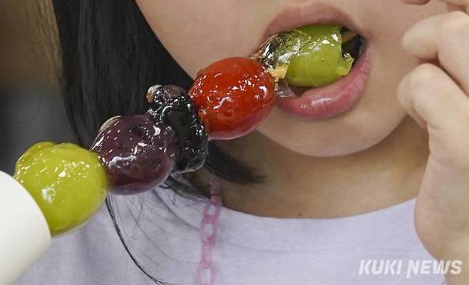 한 어린이가 탕후루를 먹고 있다.&nbsp; &nbsp;사진=임형택 기자