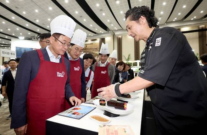 이철우 지사와 주낙영 경주시장이 김밥 요리경연대회장을 둘러보고 있다.(경북도 제공) 2023.09.03.