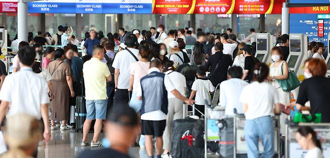 지난달 이용객들로 붐비고 있는 인천국제공항 제1여객터미널 출국장