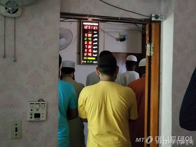 경북대 캠퍼스 서문과 불과 도보 5분 떨어진 이슬람 기도실 인근에는 경북대로 유학하러 온 외국인 학생이 150명가량 거주 중이다. 이들 대부분은 이슬람교도다. 2014년 경북대 캠퍼스 서문 부근에 먼저 정착한 무슬림 유학생들이 현재 기도실로 사용 중인 주택을 매입해 7년간 사용했다. 이 기도실 바로 옆에 모스크를 올린 이슬람 사원이 지어질 예정이다. 기도 시간에 모여 기도하는 이슬람교도들./사진=최지은 기자