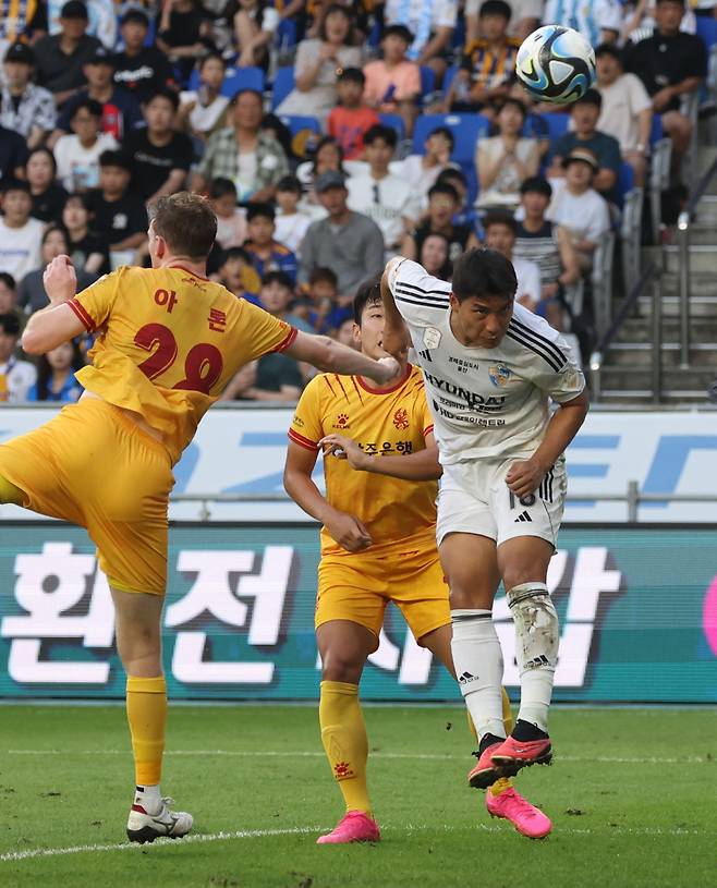 3일 울산 문수축구경기장에서 열린 프로축구 하나원큐 K리그1 울산 현대와 광주FC의 경기에서 울산 주민규가 헤더 슛을 하고 있다. [연합]