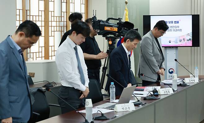 3일 정부서울청사에서 열린 '교권회복 및 보호 강화를 위한 교육부-현장 교원 토론회' 참석자들이 최근 극단적 선택을 한 교사들에 대한 묵념을 하고 있다. [연합]