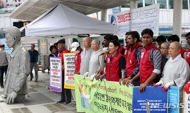 [서울=뉴시스] 김선웅 기자 = 대한불교 조계종 사회노동위원회, 이주노동자 노동조합 등이 3일 서울 종로구 전태일다리에서 기자회견을 열고 이주노동자 사업장 변경의 자유 보장 및 사업장 변경 지역제한 즉각 철회를 촉구하고 있다. 2023.09.03. mangusta@newsis.com