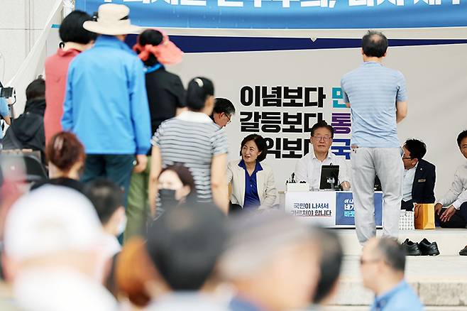 3일 오후 서울 여의도 국회 본청 앞에서 나흘째 단식 중인 이재명 더불어민주당 대표를 응원하기 위해 지지자들이 줄지어 서 있다. 뉴스1