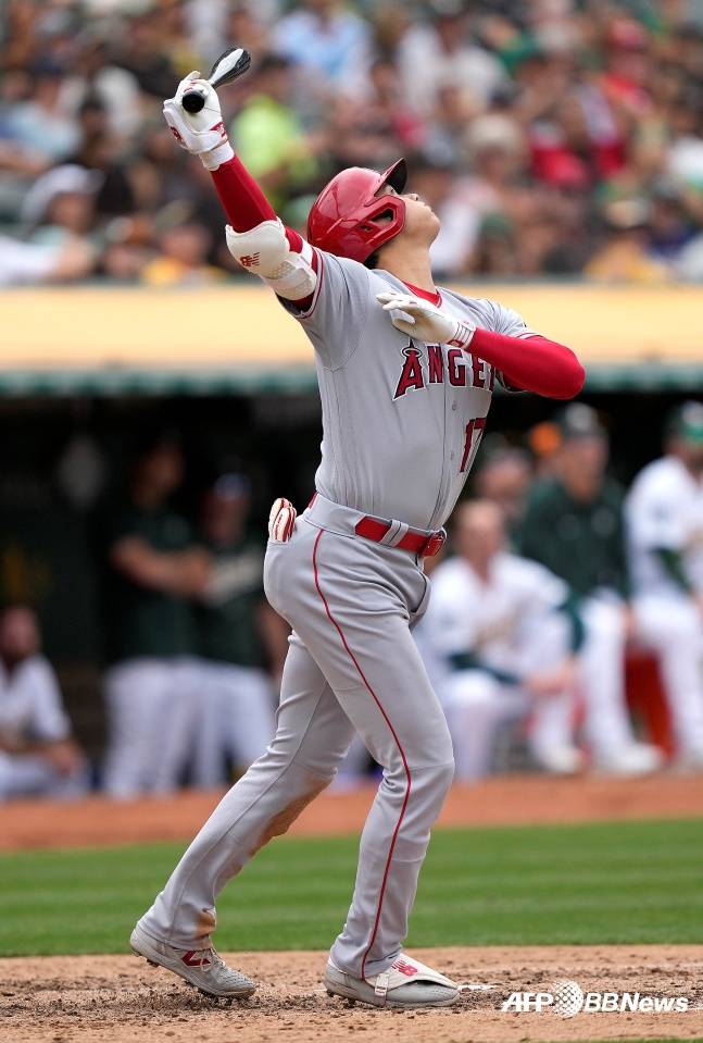 오타니 쇼헤이가 3일(한국시간) 오클랜드전에서 내야 뜬 공 타구를 치고 있다./AFPBBNews=뉴스1