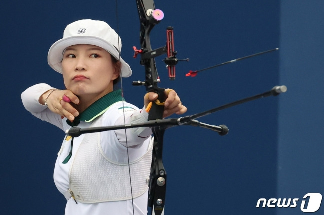 한국 양궁 리커브 여자 국가대표팀 정다소미가 3일 서울 용산 전쟁기념관 평화의 광장에서 열린 '현대자동차 정몽구배 한국양궁대회 2023' 리커브 여자부 결승에서 화살을 쏘고 있다. /사진=뉴스1