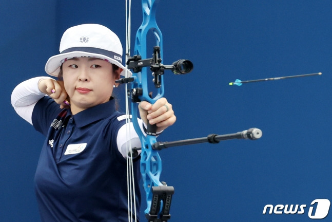 한국 양궁 컴파운드 여자 국가대표팀 오유현이 3일 서울 용산 전쟁기념관 평화의 광장에서 열린 '현대자동차 정몽구배 한국양궁대회 2023' 컴파운드 여자부 결승에서 화살을 쏘고 있다. /사진=뉴스1