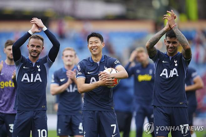 번리와의 경기 마치고 동료들과 자축하는 손흥민 [AP=연합뉴스]