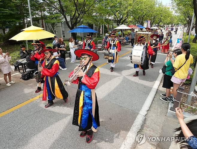 2023 국토정중앙 청춘양구 배꼽축제 (양구=연합뉴스) 2일 강원 양구군 레포츠공원 일원에서 열린 2023 국토정중앙 청춘양구 배꼽축제에서 퍼레이드가 펼쳐지고 있다. 양구 배꼽축제는 오는 3일까지 진행된다. 2023.9.2 [양구군 제공. 재판매 및 DB 금지] yangdoo@yna.co.kr