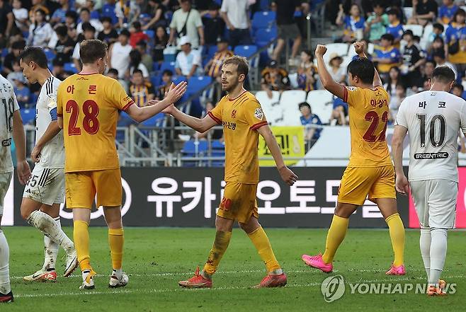 울산 잡은 광주 (울산=연합뉴스) 김용태 기자 = 3일 울산 문수축구경기장에서 열린 프로축구 하나원큐 K리그1 울산 현대와 광주FC의 경기가 끝난 후 승리한 광주 선수들이 서로 격려하고 있다. 2023.9.3 yongtae@yna.co.kr