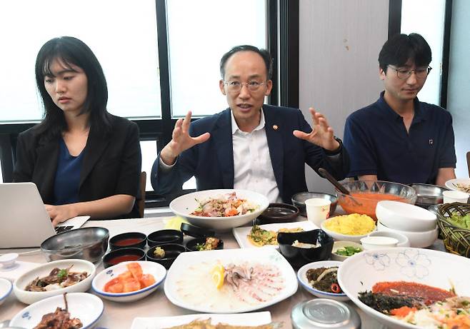 추경호 부총리 겸 기획재정부 장관이 9월 4일 거제시 내 한 횟집에서 기자들과 오찬간담회를 하고 있다.(사진=기재부)