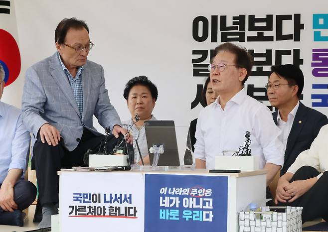 이해찬(왼쪽) 더불어민주당 상임고문이 4일 오후 국회 본청 앞에서 닷새째 단식을 이어가고 있는 이재명 더불어민주당 대표를 위로 방문하고 있다.