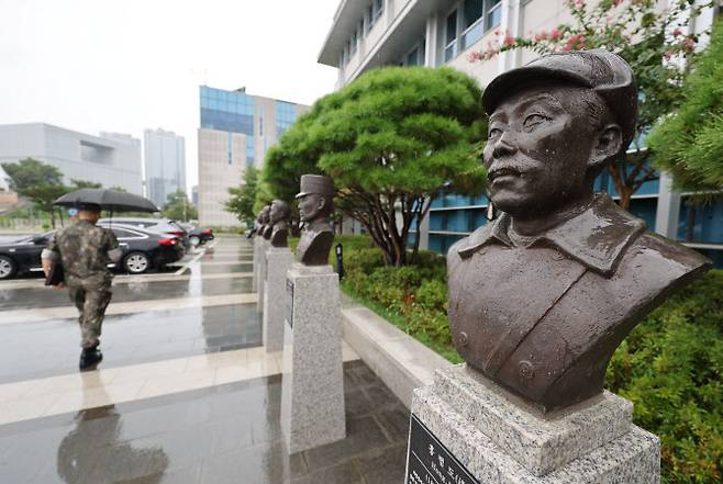 서울 용산구 국방부 청사 앞에 설치된 홍범도 장군 흉상 모습. 국방부와 육군사관학교는 육사 내 홍범도 장군 흉상만 철거하고 국방부 내 흉상은 그대로 두는 쪽으로 가닥을 잡았다. (사진=연합뉴스)