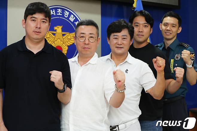 서초경찰서 강력6팀이 23일 서울 서초경찰서에서 뉴스1과 인터뷰를 하기 앞서 포즈를 취하고 있다. (왼쪽부터) 정민재 경사, 김정규 경위, 곽중석 팀장, 송욱호 경사, 이우열 경사. 2023.8.23/뉴스1 ⓒ News1 허경 기자