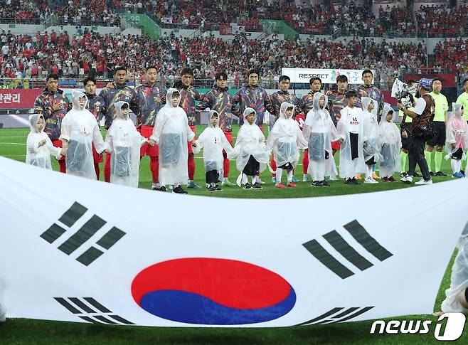 대한민국 축구대표팀 선수들이 20일 대전 유성구 대전월드컵경기장에서 열린 하나은행 초청 대한민국과 엘살바도르의 축구 국가대표 평가전에서 애국가를 제창하고 있다. 클린스만호는 이날 경기에서 1대 1로 비기며 마수걸이 승리에 실패했다. 2023.6.20/뉴스1 ⓒ News1 신웅수 기자