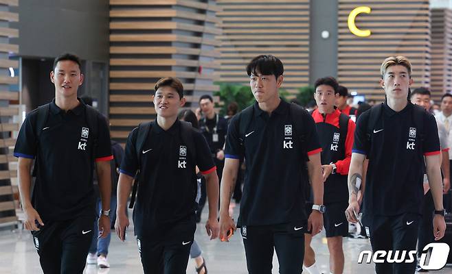 국내 리그에서 활약 중인 한국 축구 국가대표팀 정승현(왼쪽부터), 이동경, 김영권, 조현우가 4일 오전 인천국제공항 2터미널을 통해 영국으로 출국하고 있다. 위르겐 클린스만 감독이 지휘하는 축구대표팀은 오는 8일 13일 각각 웨일스와 사우디아라비아와 친선 경기를 펼친다. 2023.9.4/뉴스1 ⓒ News1 신웅수 기자