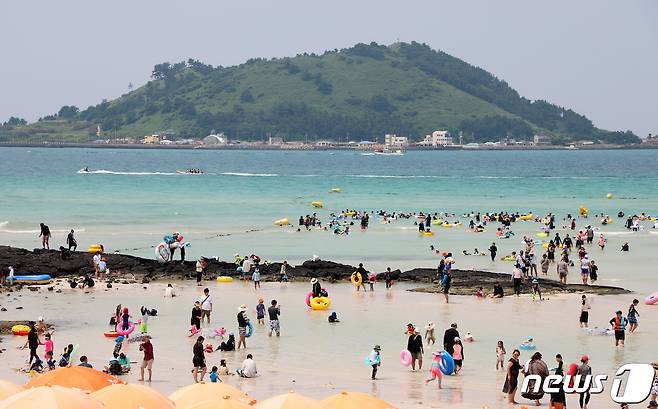 제주도 동·서·북부에 폭염주의보가 발효 중인 13일 오후 제주시 한림읍 협재해수욕장에서 피서객들이 물놀이를 즐기고 있다.2023.8.13/뉴스1 ⓒ News1 오미란 기자