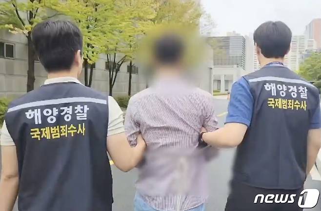 부산에서 소셜미디어(SNS)로 마약을 구입해 상습 투약한 전 국제화물선 선원 A씨(40대)가 체포돼 구속 송치되고 있다. (부산해경 제공)