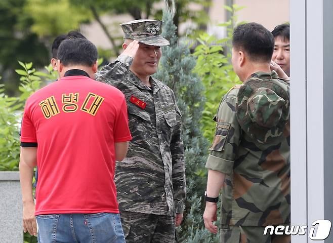 박정훈 해병대 전 수사단장이 4일 오전 경기 수원시 영통구 수원지방법원에서 보직해임 집행정지 신청심문기일에 출석하며 해병대 전우회의 응원과 격려를 받고 있다. 2023.9.4/뉴스1 ⓒ News1 김영운 기자