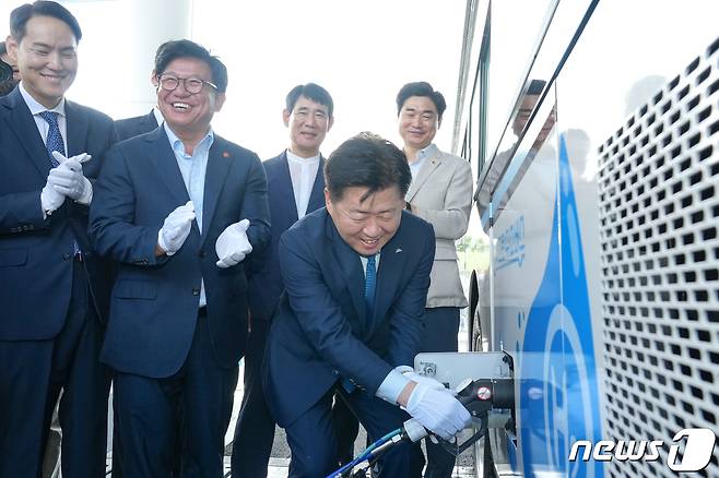 오영훈 제주지사가 4일 제주시 조천읍 함덕 수소충전소에서 수소버스에 수소를 넣고 있다.(제주도청 제공)/뉴스1