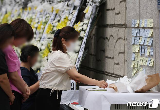 4일 오후 경기 용인시의 한 고등학교 앞에 마련된 교사 A씨의 추모공간을 찾은 시민들이 고인을 추모하고 있다. 지난 3일 경기 용인시의 한 고등학교 체육교사 A씨가 학부모로부터 피소된 뒤 극단선택으로 숨진 채 발견돼 경찰이 본격적인 수사에 나섰다. 2023.9.4/뉴스1 ⓒ News1 김영운 기자