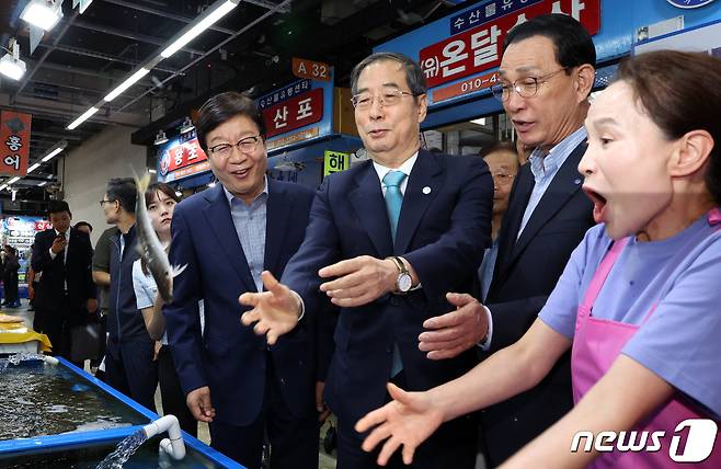 한덕수 국무총리가 4일 오후 서울 송파구 가락 수산시장에서 수산물 소비 동향을 점검하고 있다. 2023.9.4/뉴스1 ⓒ News1 김명섭 기자