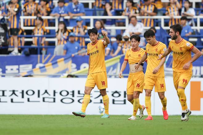 울산문수축구경기장/ K리그1/ 울산현대축구단 vs 광주FC/ 광주 이건희 득점/ 골 세레머니/ 사진 김정수