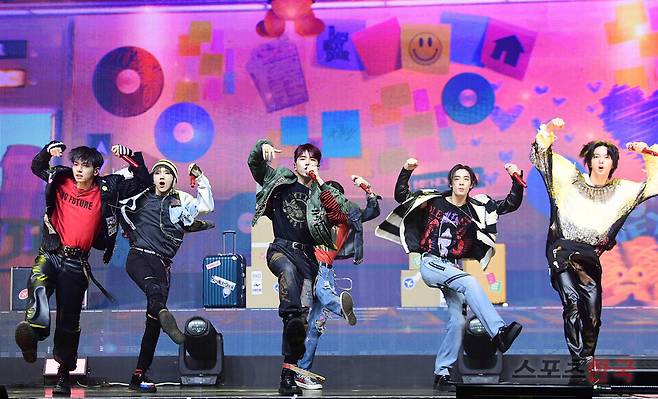 첫 번째 미니 앨범 '와이..(WHY)' 미디어 쇼케이스에 참석한 그룹 보이넥스트도어. ⓒ이혜영 기자 lhy@hankooki.com