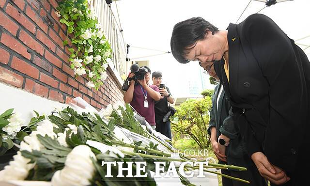 이정미 정의당 대표가 4일 오전 서울 서이초등학교에 마련된 '서이초 교사'의 추모 공간을 찾아 묵념하고 있다. /박헌우 기자