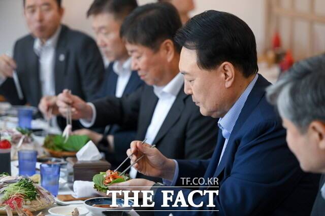 대통령실은 윤석열 대통령이 체력 관리 비결로 3끼를 골고루 챙겨먹는 것이라고 말했다고 전했다. 지난달 31일 서울 동작구 노량진수산시장을 찾아 한 식당에서 우리 수산물로 점심식사를 하고 있는 윤 대통령. /대통령실 제공