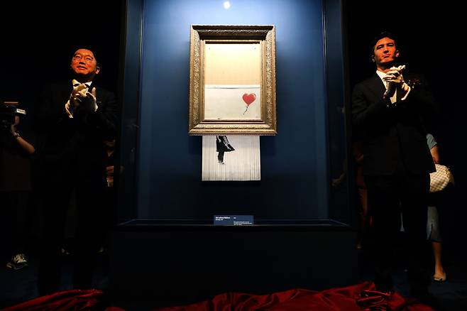 지난달 31일 인천 중구 파라다이스 아트스페이스에서 '얼굴 없는 작가' 뱅크시의 문제작 '사랑은 휴지통에'가 국내 처음으로 공개됐다. 이날 이 작품은 새로운 이름 '풍선 없는 소녀'로 발표됐다. /뉴시스