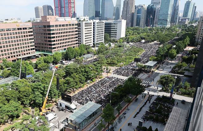 지난 2일 서울 여의도 국회의사당 앞에서 서이초 교사 추모 및 입법촉구 7차 교사 집회가 열리고 있다. /뉴스1