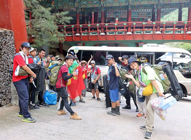 전북 새만금 야영지에서 철수한 세계스카우트잼버리 일본 대원들이 8월 8일 오후 충북 단양 구인사에 도착해 광명전 숙소로 들어서고 있다. /단양군 제공/뉴시스