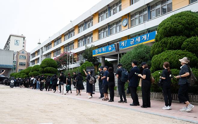서울 서이초 사망 교사의 49재인 4일 서울 서초구 서이초등학교에 마련된 추모공간을 찾은 추모객들이 길게 줄지어 서 있다. /뉴스1