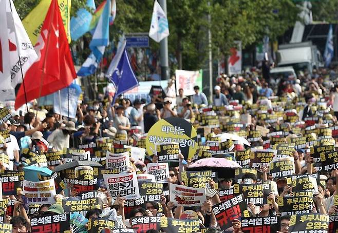 8월 26일 서울 종로구 세종대로에서 열린 일본 후쿠시마 핵 오염수 해양투기 중단 및 윤석열 정부 규탄 범국민대회에서 민주노총을 비롯, 산하 지부, 지회 깃발이 나부끼고 있다. ⓒ뉴시스