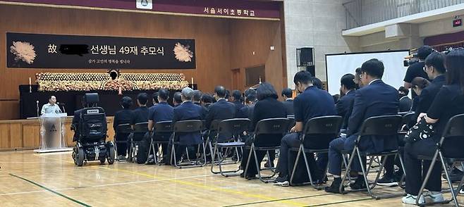 4일 서울 서초구 서이초등학교 강당에서 열린 2년차 서이초 초임교사(23) 사망 49재 추모식에서 유족이 발언하고 있다. 사진=강명연 기자