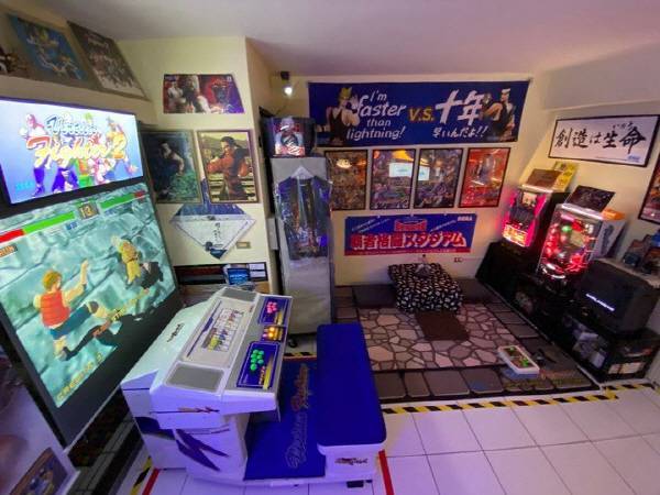 뚜아~ 메가로와 프로젝터의 절묘한 조합! 버추어 파이터 매니아인 걸 알 수 있다