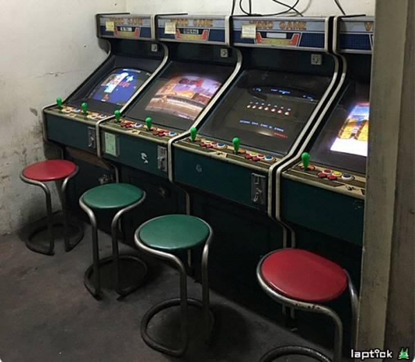 옛날 오락실 전경. 이제 이런 환경은 거의 남아있지 않다...