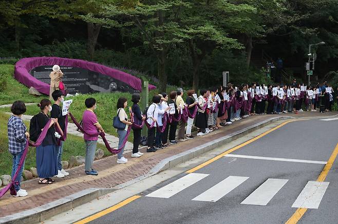 일본군성노예제문제해결을위한 정의기억연대와 한국성폭력상담소, 기억의 터 건립추진위원회 등에서 일본군 ‘위안부’ 기억의 터를 보라색 천으로 두르고 있다. 김혜윤 기자