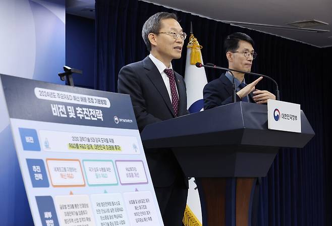 이종호 과학기술정보통신부 장관(왼쪽)이 지난달 22일 오후 서울 종로구 정부서울청사에서 정부 연구·개발(R&D) 제도 혁신방안과 2024년 국가연구개발사업 예산 배분·조정 결과를 발표하고 있다. 연합뉴스