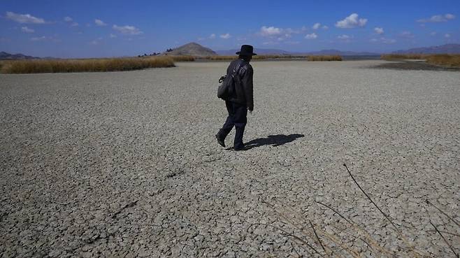 티티카카 호수 일부 지역이 가뭄으로 말라버린 모습. AP 연합뉴스