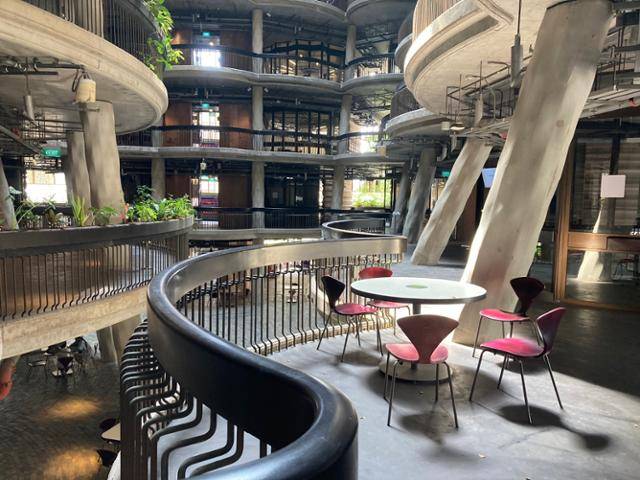 싱가포르 더 하이브 건물의 내부 공간 역시 외관과 마찬가지로 유려한 디테일이 시선을 잡는다.